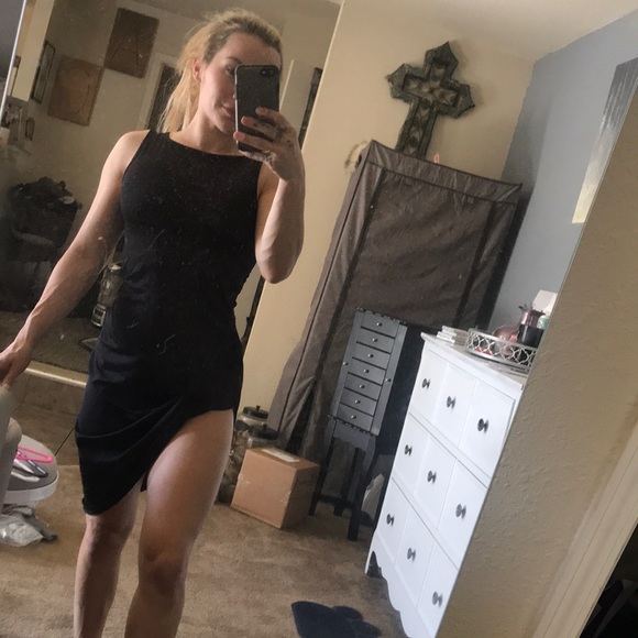 Black dress a high slit - Picture 2 of 3